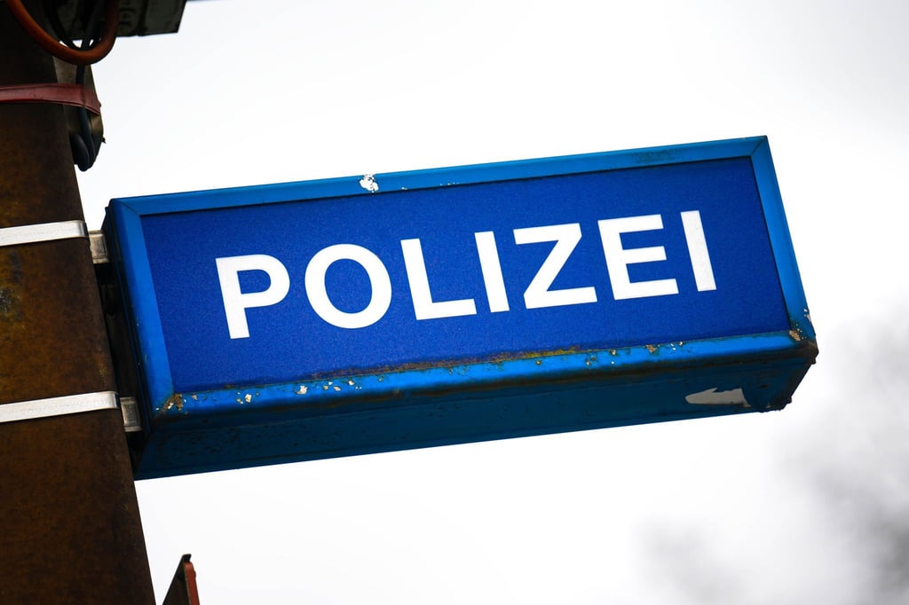 Ein Schild weist auf eine Polizeistelle hin.