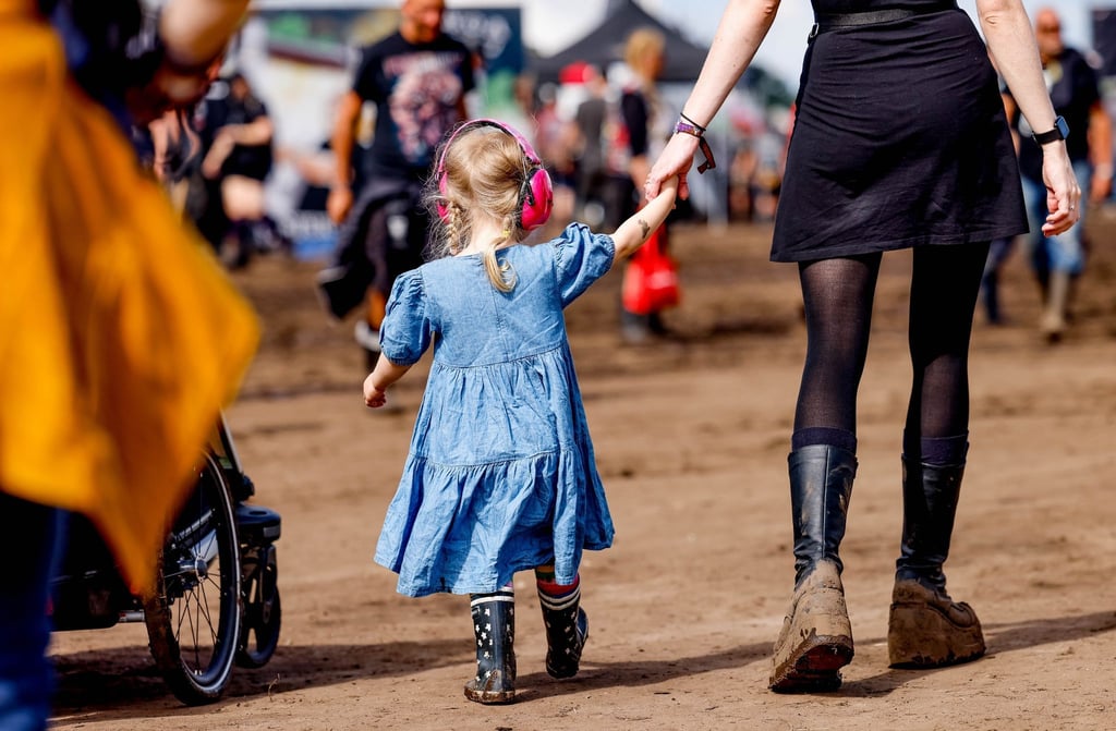 Gut geschützt auf dem Musikfestival: Das geht mit einem Kapselgehörschutz - auch „Micky Maus“ genannt.