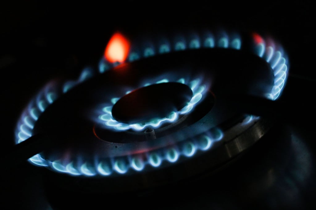 Flammen sind an einem Gasherd zu sehen.
