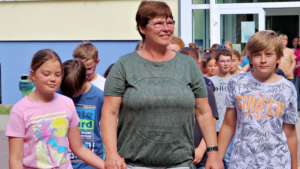 Die scheidende Schulleiterin Carola Rosenmüller wurde von einigen Schülern zur Verabschiedung aus ihrem Büro abgeholt.