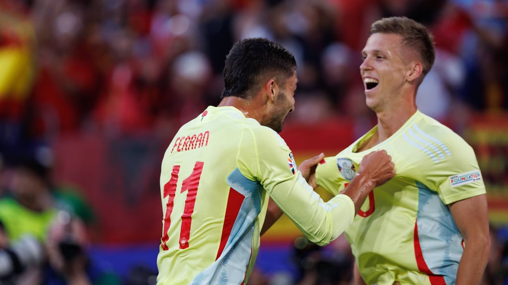 Spaniens Ferrán Torres (l.) jubelt nach seinem Siegtreffer mit Vorbereiter Dani Olmo.