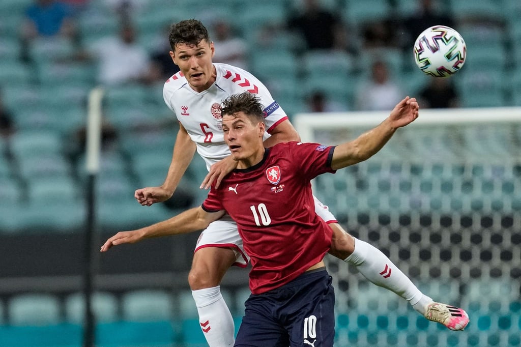 Stürmerstar Patrik Schick (r) schied mit Tschechien im EM-Viertelfinale aus.