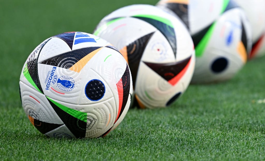 Die offiziellen Spielbälle liegen auf dem Platz.