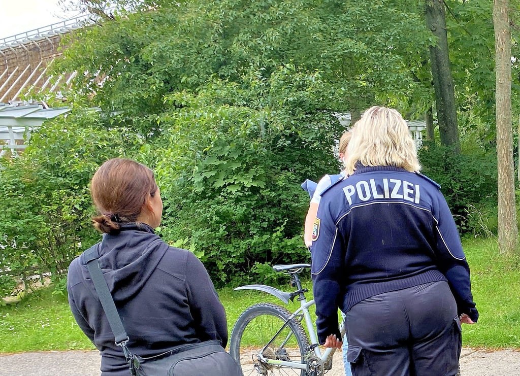 Im Kurpark Schönebeck sind viele Radfahrer unterwegs. Doch das ist eigentlich verboten. Deshalb kontrolliert die Polizei nun vermehrt den Park in Bad Salzelmen.