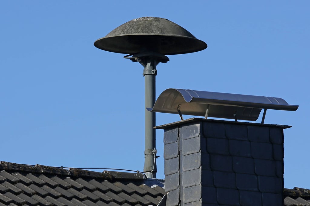 Eine Sirene auf einem Dach eines Hauses.