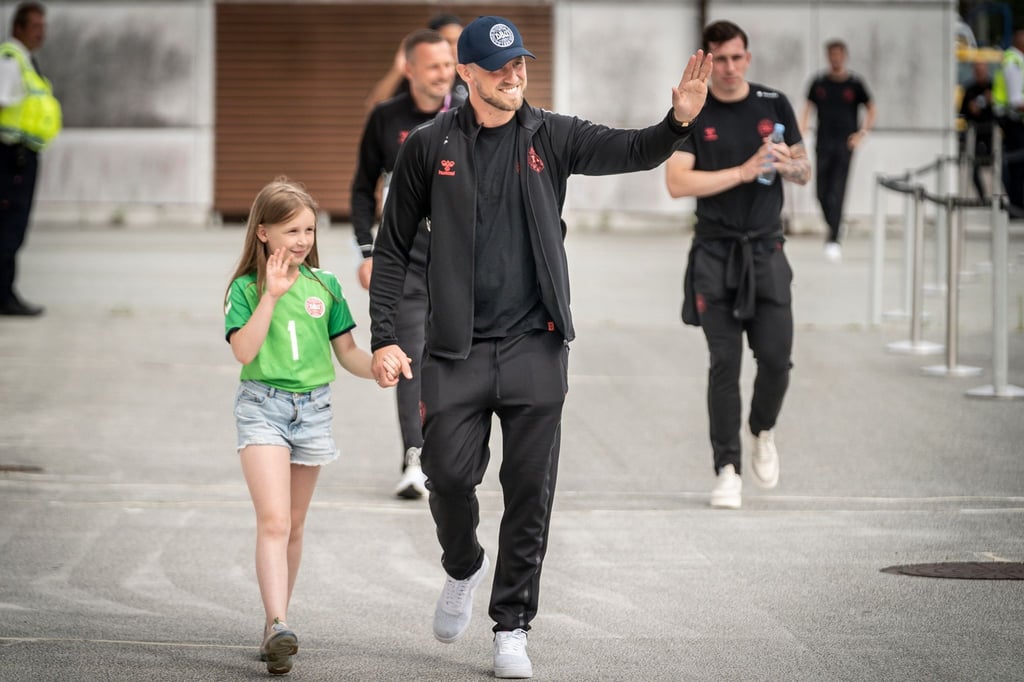 Dänemark-Torhüter Kasper Schmeichel (M) wird von Tochter Isabella zurück auf heimischen Boden begleitet.