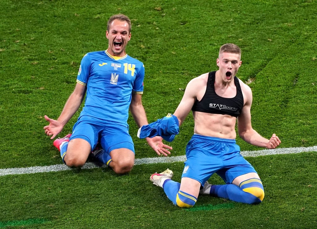 Ukraines Artem Dowbyk (r) bejubelt sein Tor zum 2:1 gegen Schweden in der zweiten Hälfte der Verlängerung.