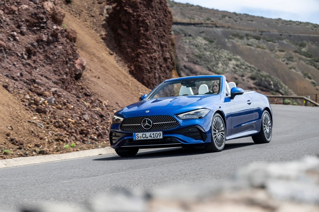 Offene Sportlichkeit: Das neue Cabrio von Mercedes mag durchaus gern flott bewegt werden und lässt sich gut durch die Kurven zirkeln.