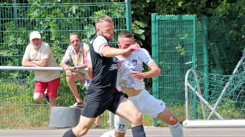 Mit Philipp Anton (l.) - hier noch im Trikot des CFC Germania - wechselt viel Erfahrung zur SG Reppichau.