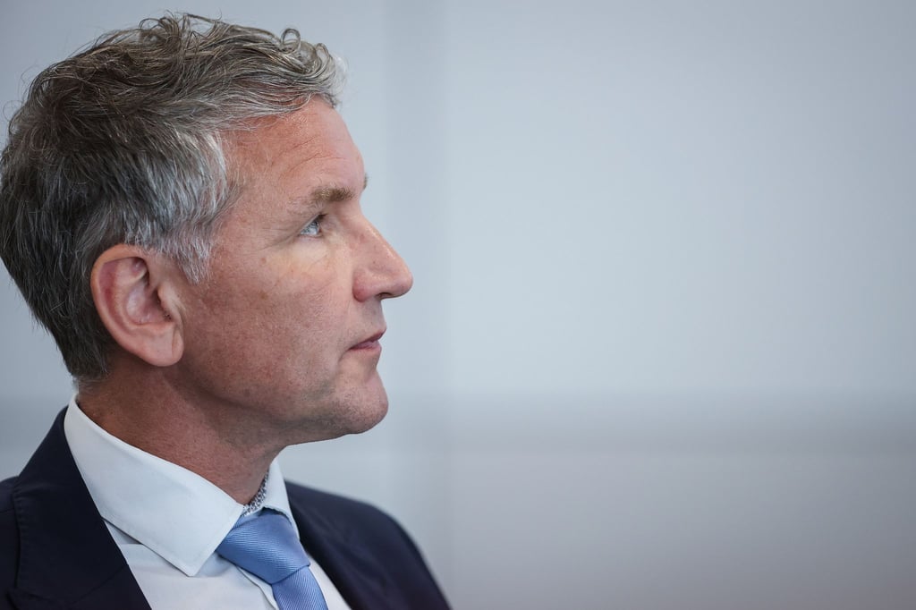 Björn Höcke, Vorsitzender der Thüringer AfD, wartet auf den Beginn seines Prozesses.