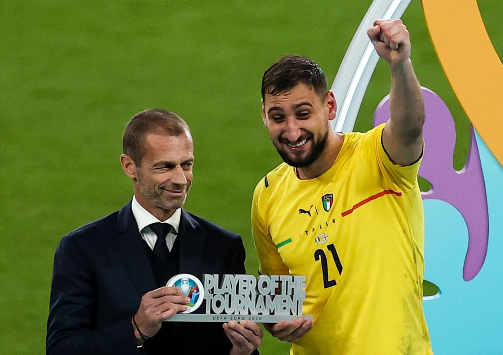 Bester Spieler der EM: UEFA-Boss Aleksander Ceferin ehrt Italien-Keeper Gianluigi Donnarumma.