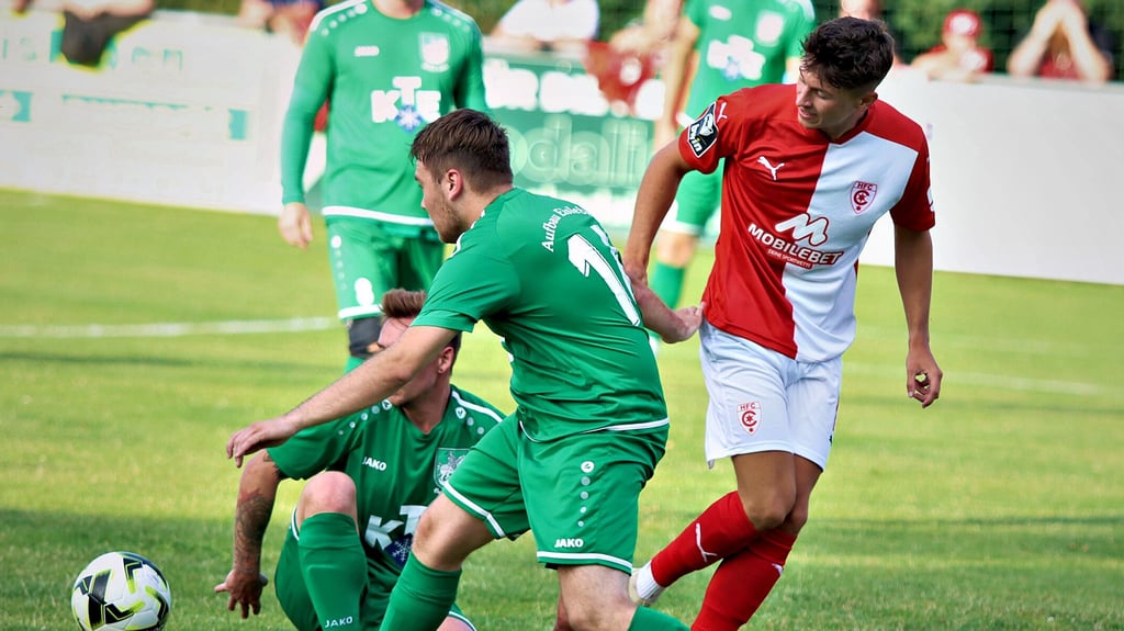 Die Fußballer von Aufbau Eisleben (grün) kämpften bravourös im Duell gegen den HFC.
