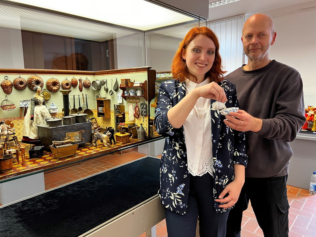 Museumsleiterin Marie Reppe und Sammler Jörg Bohn bereiten die neue Ausstellung vor.