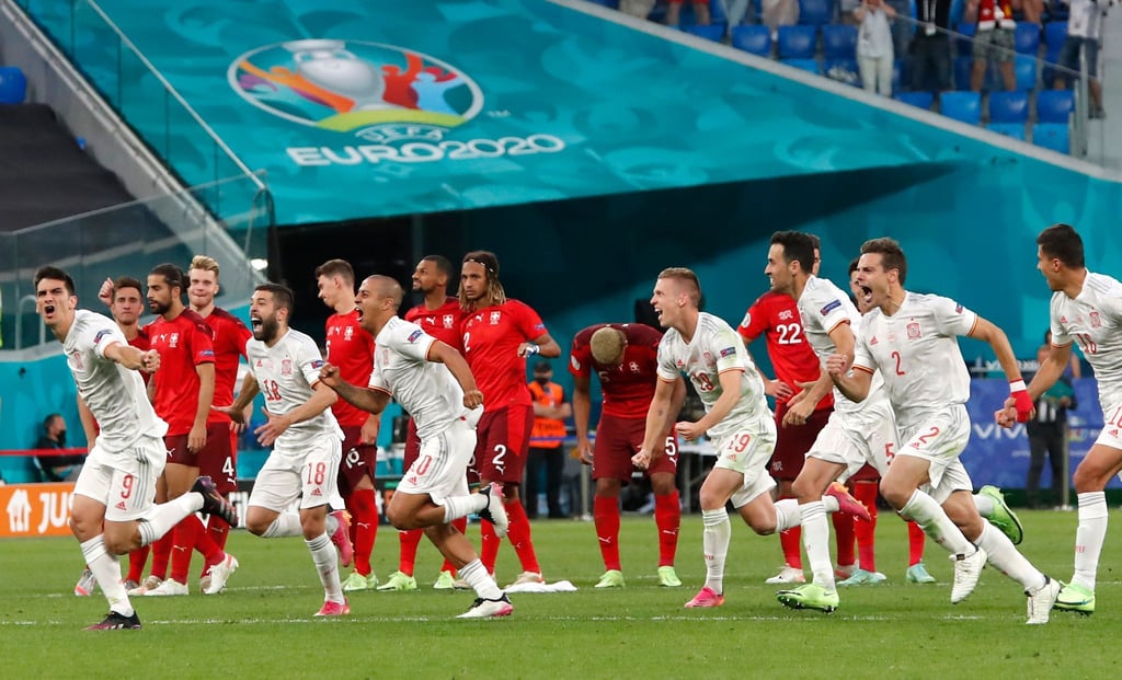Die spanischen Spieler (vorn) starten nach dem Sieg beim Elfmeterschießen zum Jubellauf.