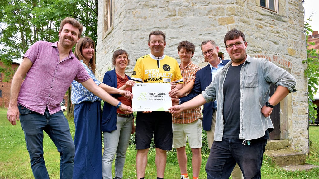Sven Schulze (Mitte), Minister für Wirtschaft, Tourismus, Landwirtschaft und Forsten des Landes Sachsen-Anhalt, überreicht das Hofschild „Kreativorte im Grünen“ an Vereinsmitglieder des Vereins Kultur- und Bildungsstätte Kloster Posa und Oberbürgermeister Christian Thieme (2.v.re.).