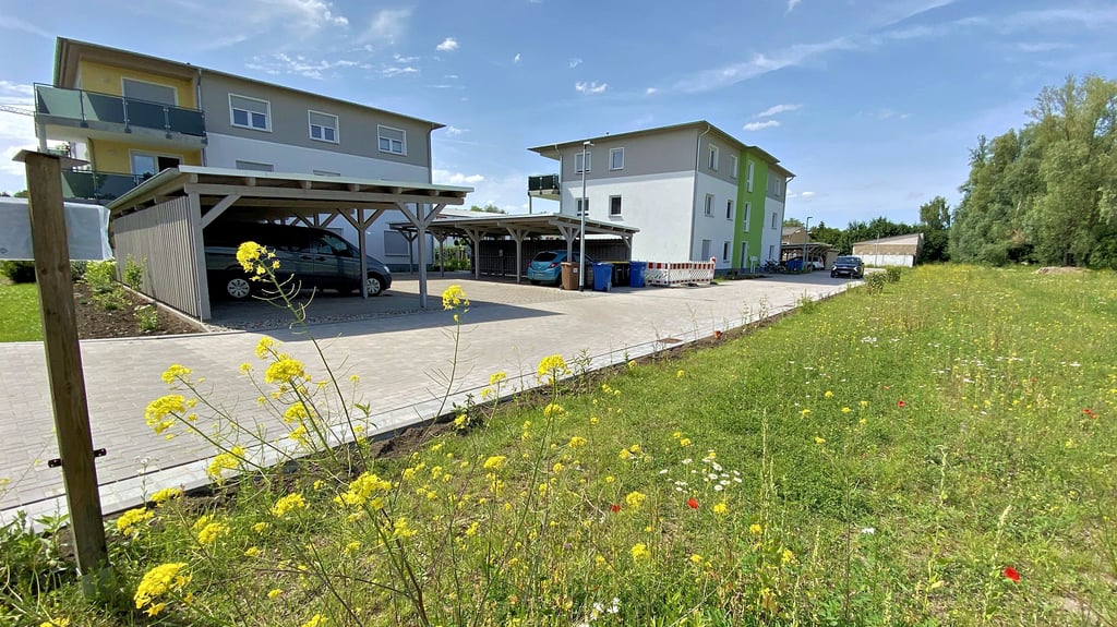 Das Wohngebiet „Hinter der Mühle“ in Stendal soll erweitert werden. Links stehen die bereits gebauten Häuser. Auf der Freifläche rechts soll ein Wohnkomplex für betreutes Wohnen entstehen.
