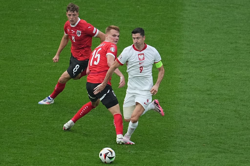 Denkt noch nicht an einen Rücktritt aus der Nationalmannschaft: Polens Robert Lewandowski (r).