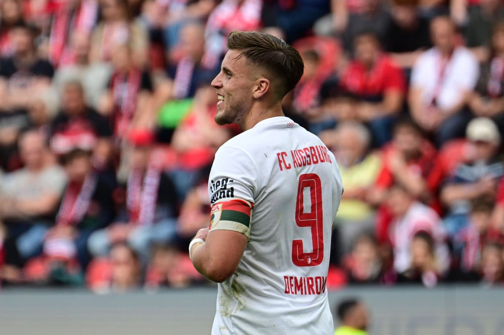 Ermedin Demirovic im Bundesliga-Spiel gegen Bayer Leverkusen.
