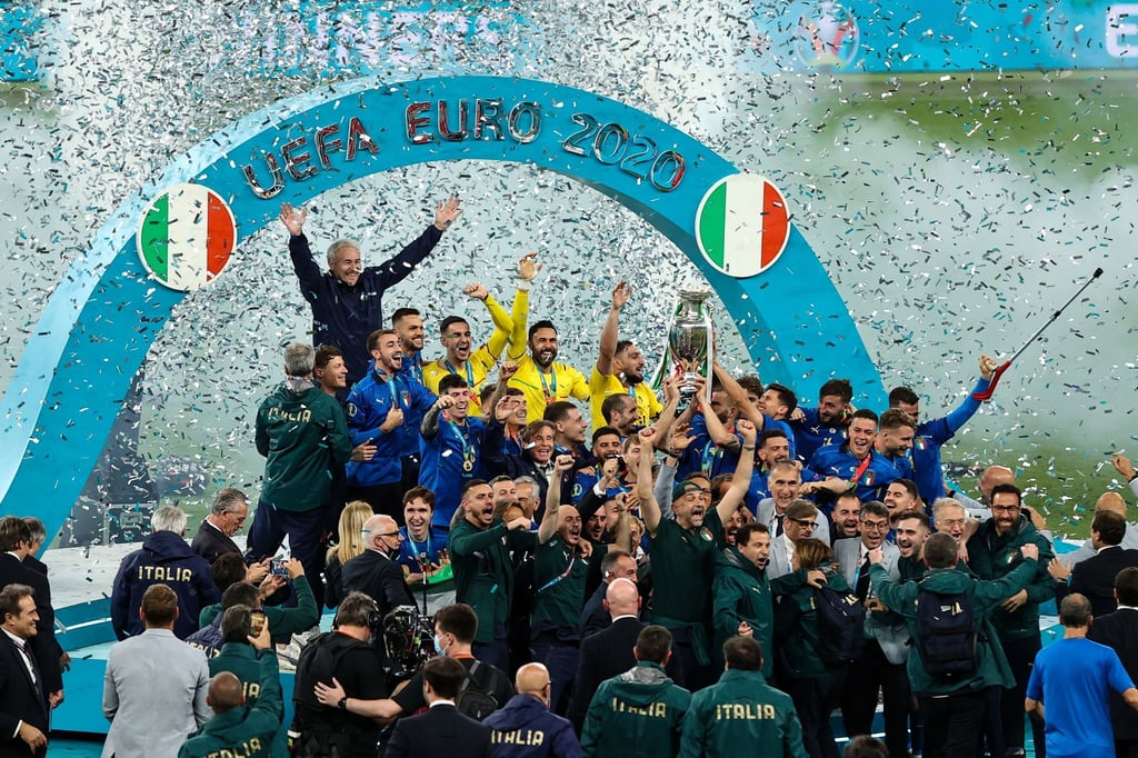 Italiens Spieler feiern nach dem Spiel mit dem Pokal die Europameisterschaft.