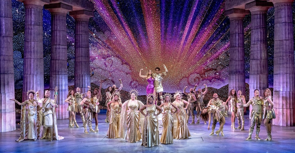 Das Musical „Hercules“ beeindruckt mit prachtvollen Bühneninszenierungen im Hamburger Stage Theater Neue Flora. Doch bei den kleinsten Besuchern ist nicht nur Ausdauer im Stillsitzen gefragt. Sie müssen auch Monster mit gruseligen Masken aushalten, der Köpfe symbolisch abgeschlagen werden.