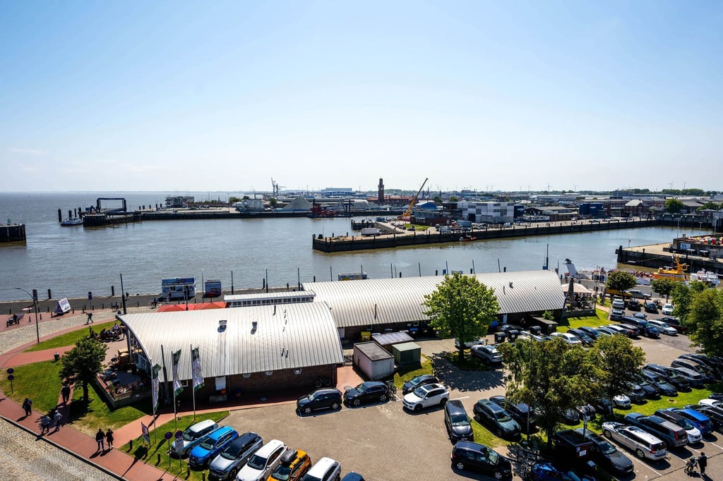 Der Ausblick über den Hafen Cuxhavens von der Aussichtsplattform vom „Hamburger Leuchtturm“.