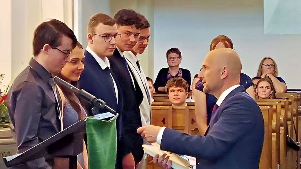 Schulleiter Volker Schütte überreichte die Abiturzeugnisse.