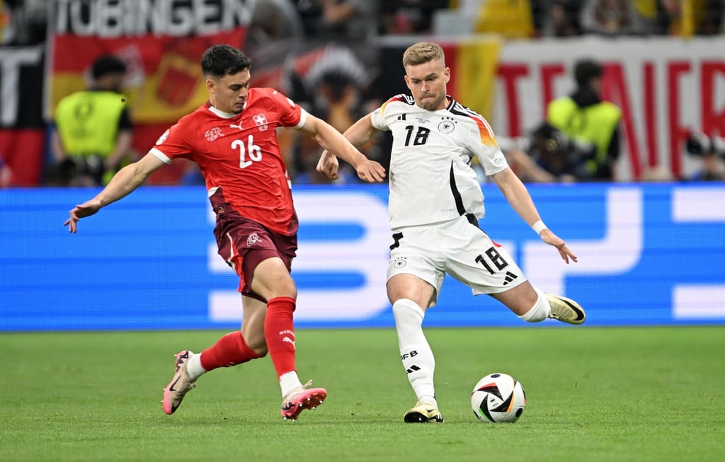 Der Schweizer Fabian Rieder (l) im Zweikampf mit Maximilian Mittelstädt.