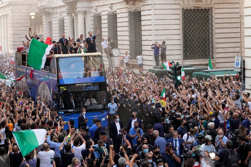 Am Ende hat die Fahrt durch Rom mit dem offenen Doppeldecker für Italiens Europameister doch geklappt.