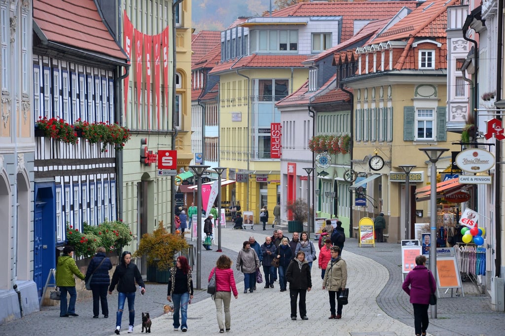 Passanten gehen durch die Innenstadt von Suhl.