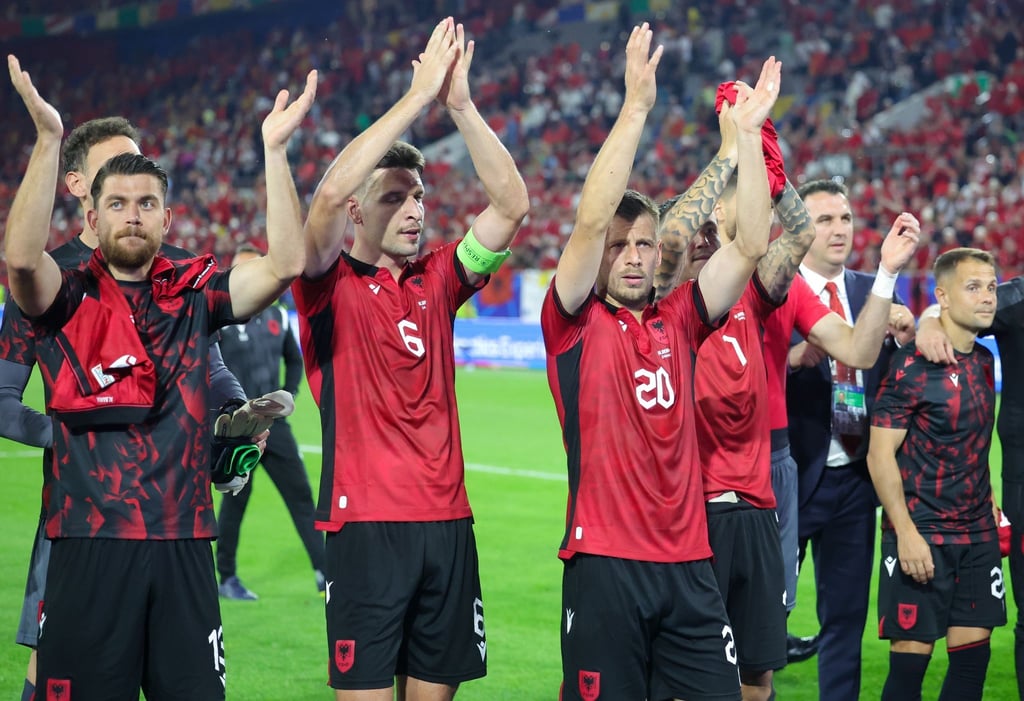 Albaniens Spieler stehen nach dem Spiel bei den Fans und jubeln gemeinsam.