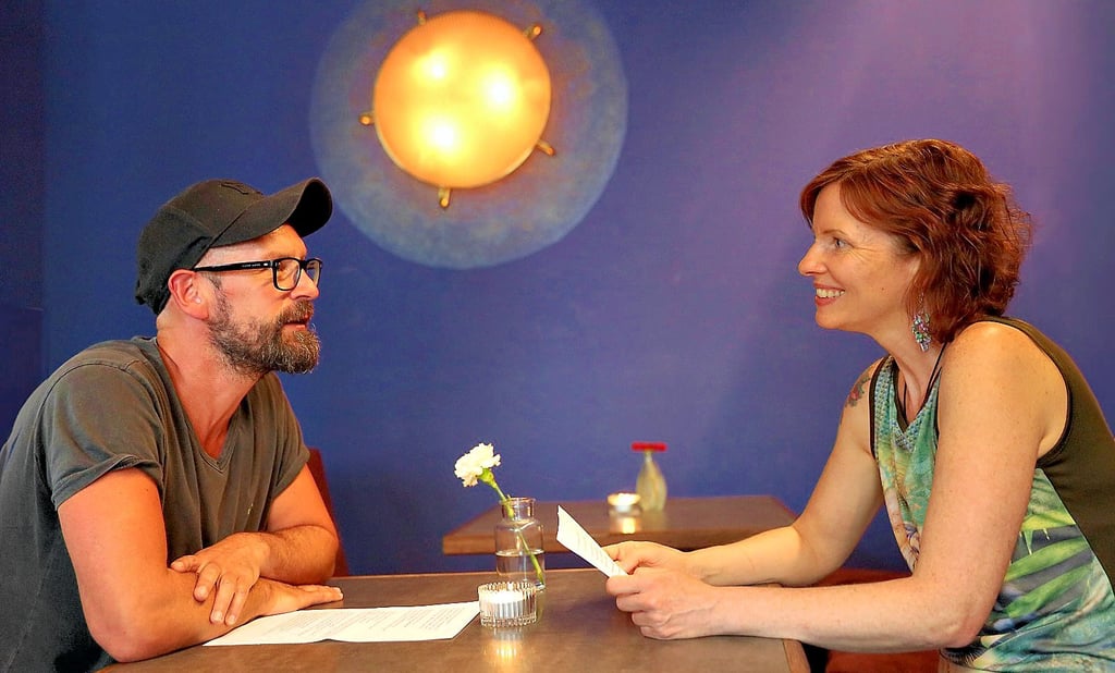 Die Alternative zur Dating-App: Sascha Kluge und Morrigan Schmidt laden zum Speeddating in die Blaue Stunde ein.