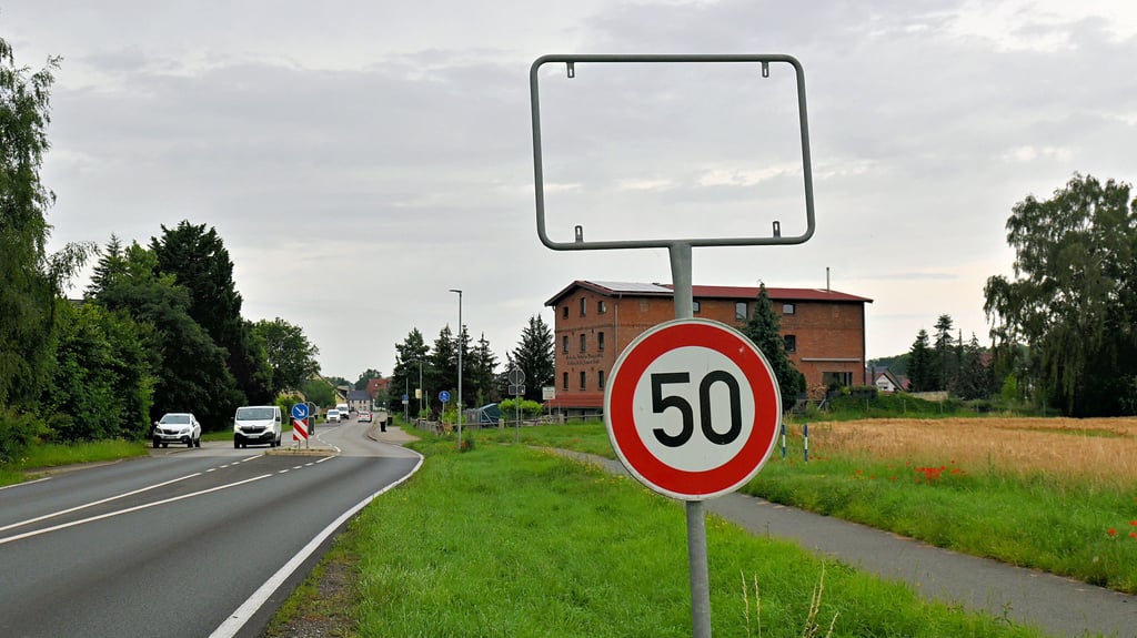 Welche Ortseingang ist das? Das gelbe Schild ist verschwunden - kein Einzelfall in der Börde.