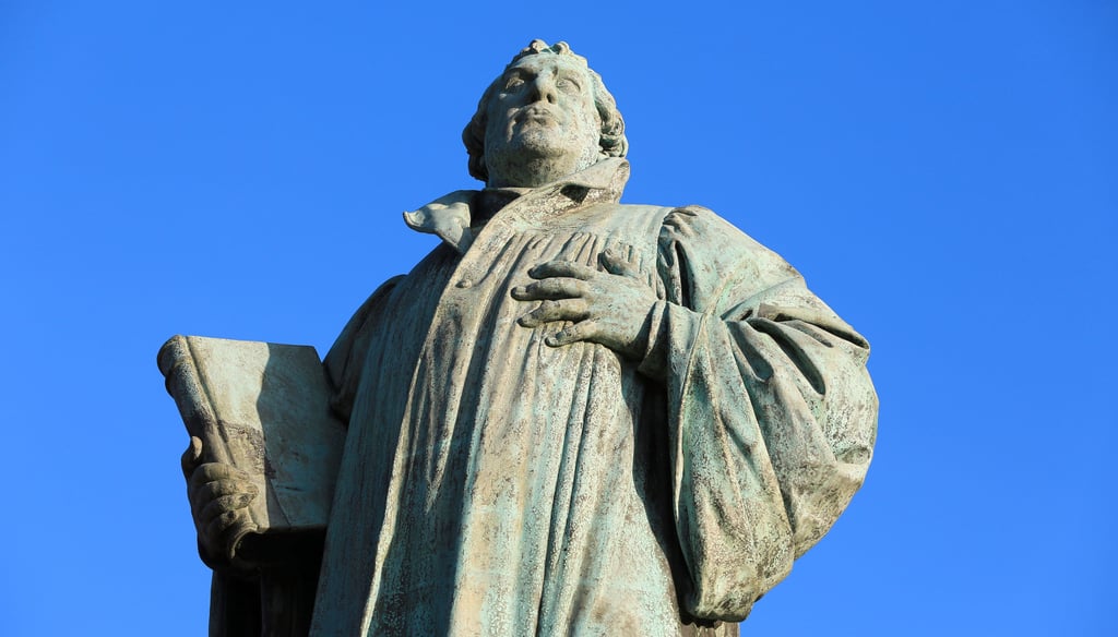 Das Denkmal zu Ehren von Martin Luther vor der Johanniskirche in Magdeburg.