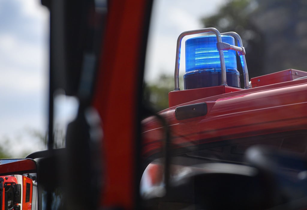 Ein Blaulicht leuchtet auf dem Dach eines Einsatzfahrzeugs der Feuerwehr.