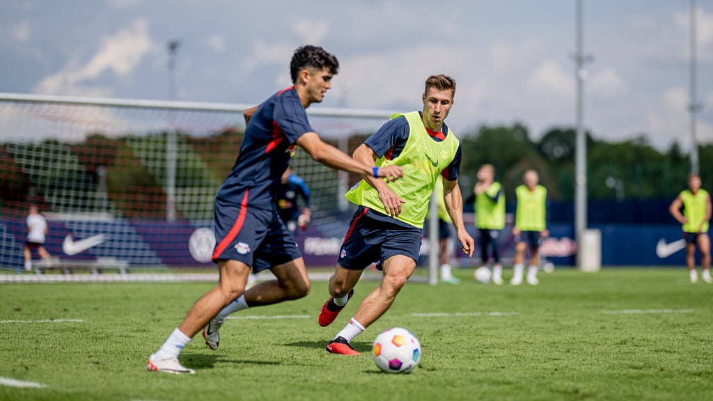 Hugo Novoa (l.) und Willi Orban trainieren im Sommer 2023 am Cottaweg.