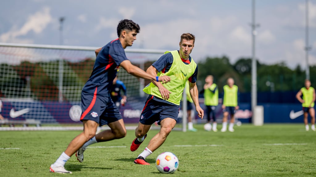 Hugo Novoa (l.) und Willi Orban trainieren im Sommer 2023 am Cottaweg.