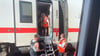 Über Leitern mussten rund 380 Fahrgäste aus einem ICE auf dem Weg nach München aussteigen.