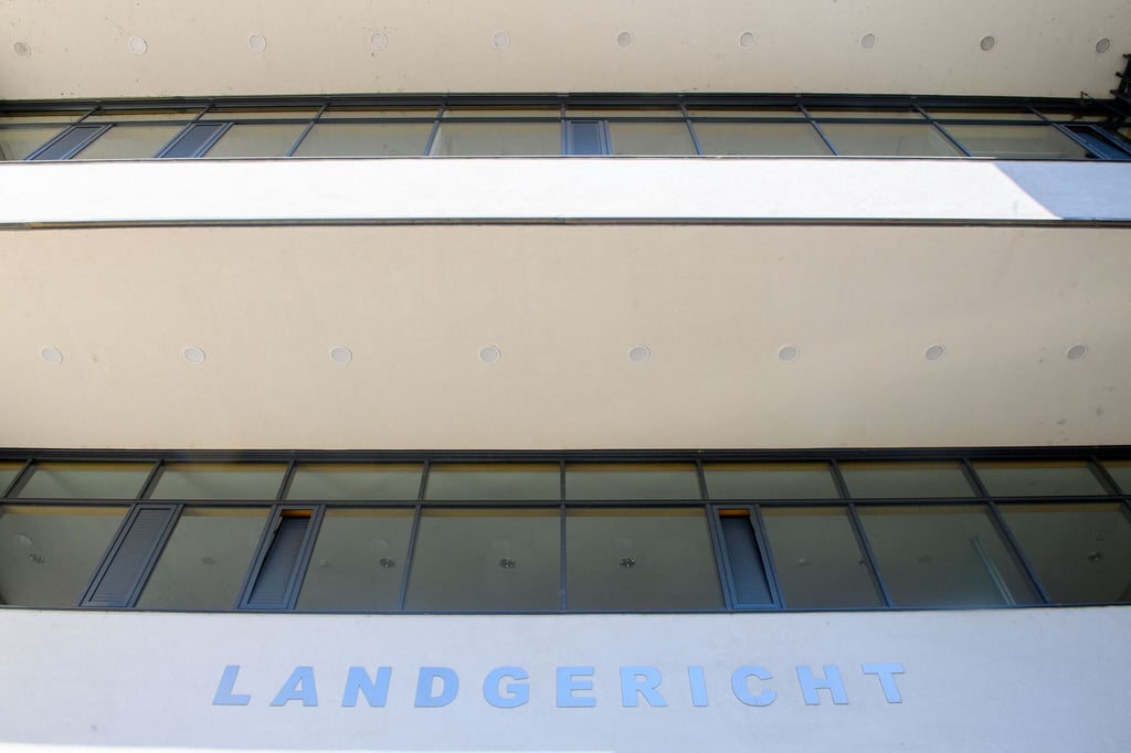 „Landgericht“ steht an der Fassade des Gebäudes.