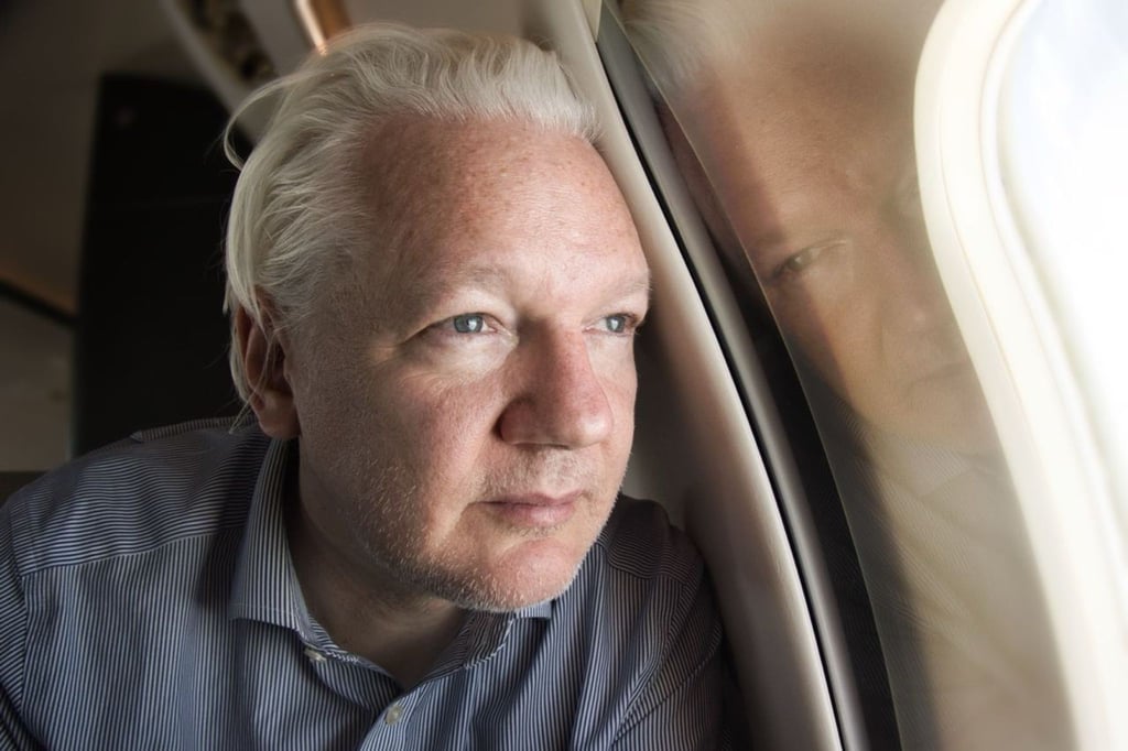 Ein Screenshot aus dem Wikileaks-Konto X zeigt Julian Assange an Bord eines Fluges nach Bangkok.