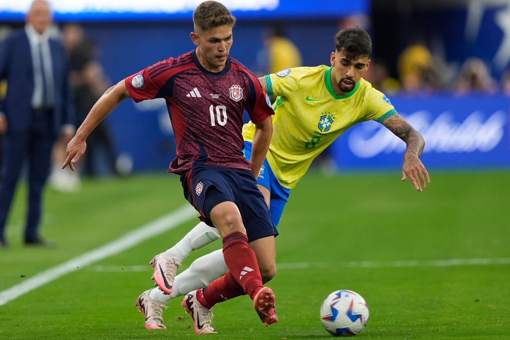 Der Brasilianer Lucas Paqueta (r.) im Duell mit Brandon Aguilera aus Costa Rica.