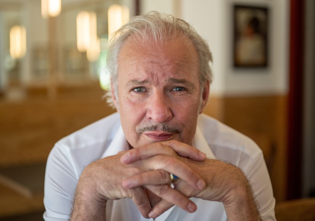 Leander Haußmann, Regisseur und Schauspieler, sitzt bei einem Interview mit der Deutschen Presse-Agentur in einem Restaurant.
