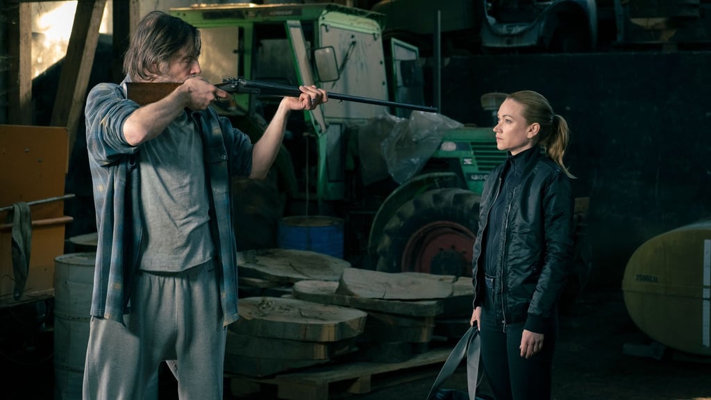 Axel Thal (Alexander Wüst) bedroht Sarah Kohr (Lisa Maria Potthoff) mit einem Gewehr in einer Szene des Films „Sarah Kohr - Geister der Vergangenheit“.