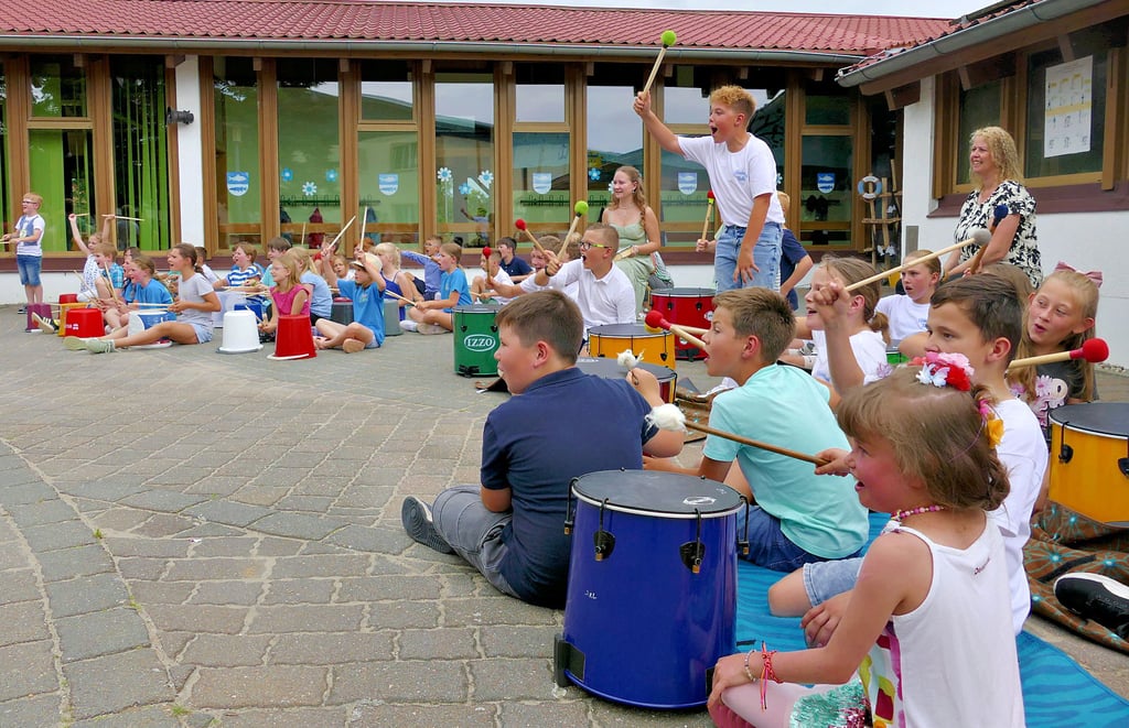 Die Schüler der Grundschule Elbkinderland in Elster präsentieren am letzten Schultag, was sie im einwöchigen Trommelworkshop gelernt haben.