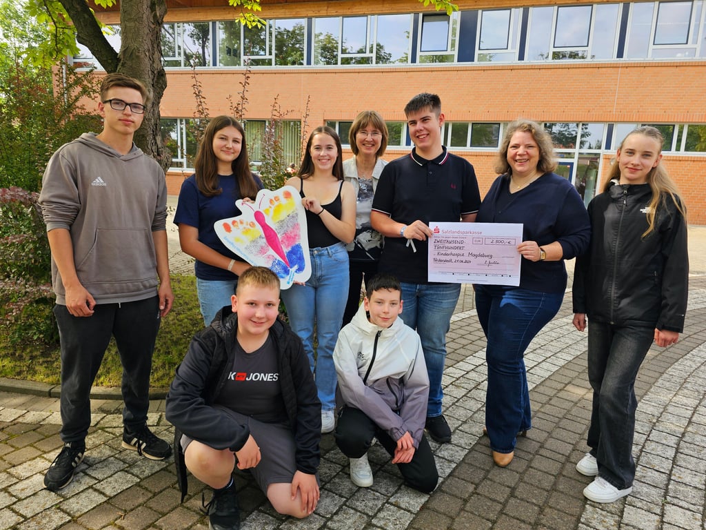Schüler der Sekundarschule Förderstedt überreichten Hanna Klingenberg vom Kinderhospiz Magdeburg einen Scheck über 2.500 Euro.