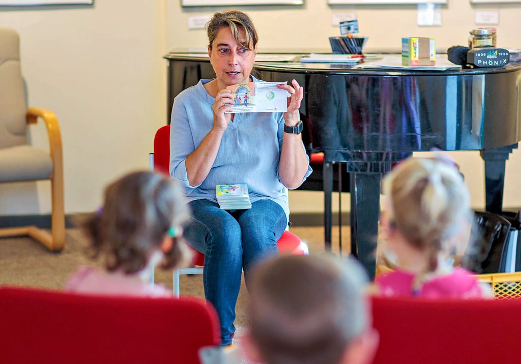Katja Wendland, verantwortlich für die Bürgerbeteiligung bei der Stabsstelle für Strukturwandel, las den interessierten Kindern in der Zeitzer Stadtbibliothek aus dem Kinderbuch „Die Nachbergbau-Detektive“ vor und beantwortete ihre Fragen.
