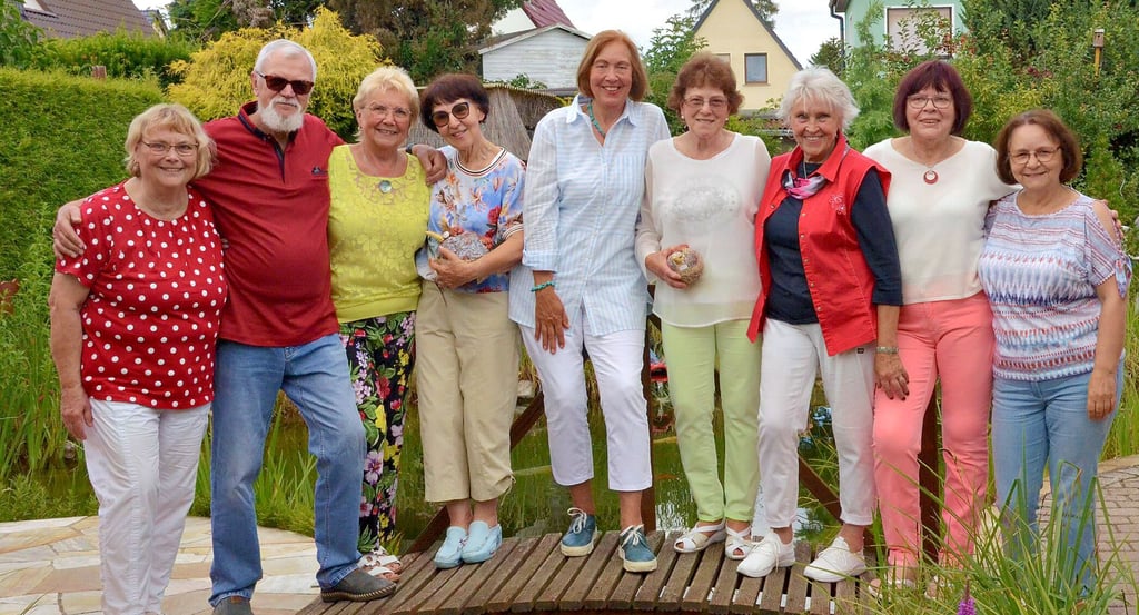 Hajo und Renate Beck mit den lustigen Tonfrauen: Monika Franke (li.), Hajo Beck, Ingrid Kuhne, Ute Jacobs, Elke Krause, Karin Jungnickel, Inge Walke, Renate Beck, Martina Wrobel.