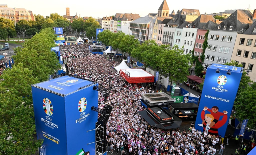 Fans verfolgen das letzte Gruppenspiel der deutschen Mannschaft beim Public Viewing in der Fanzone in Köln.
