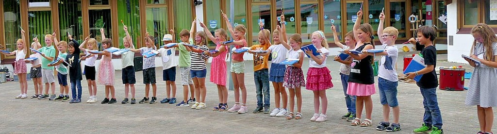 Die jüngsten Schüler entlocken ihren Schulbüchern Töne.