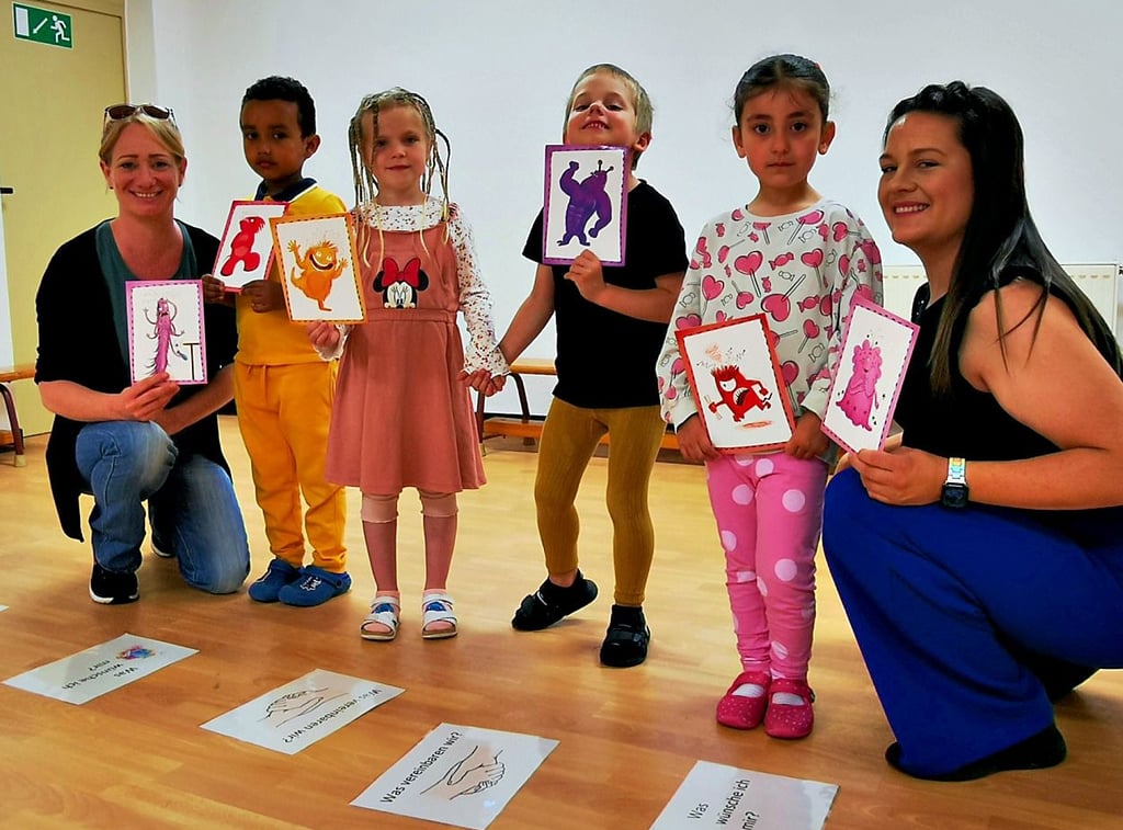 Mit Kita-Leiterin Vivian Zuther (rechts), Sozialarbeiterin Kristin Voigt und mit vielen Gefühlsmonster-Karten lernen Rami, Lilo, Nico und Nalin, wie sie sich und ihre Emotionen in einem Streit ausdrücken können.