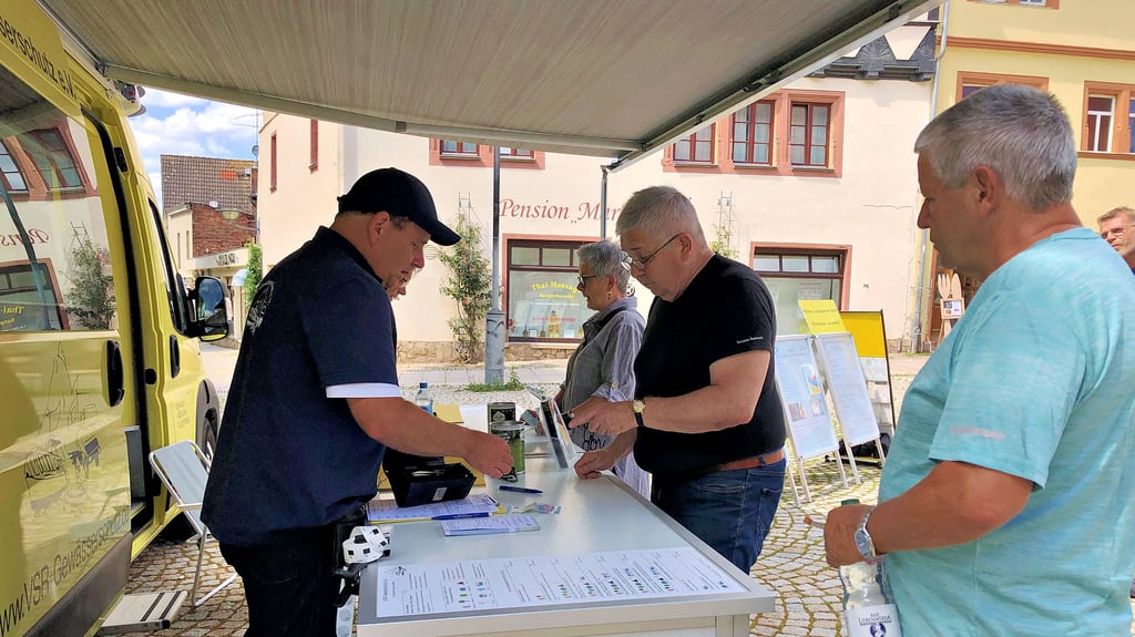 Käthe Mielus und Dietmar Bosse geben bei Frank Sombrowski und Matthias Ahlbrecht vom Verein VSR Gewässerschutz Wasserproben ab.